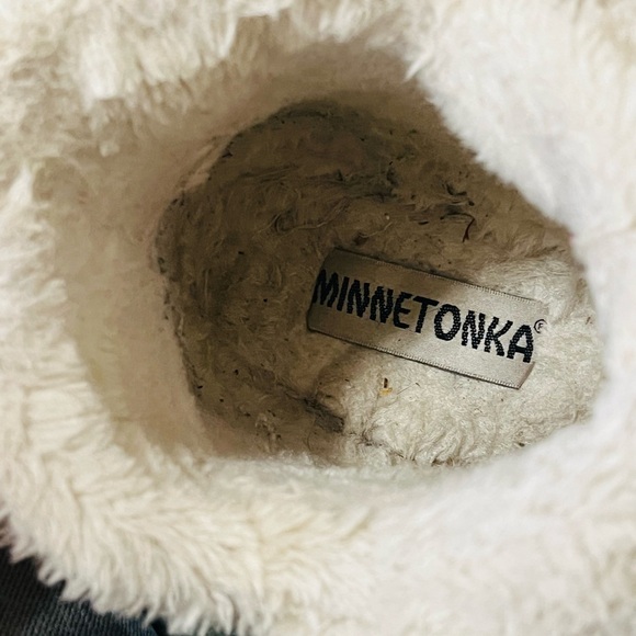 Minnetonka Tan and Cream Shearling Slippers size 9 - Picture 8 of 8